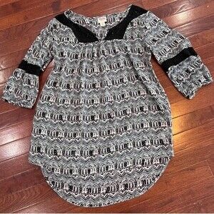 Black white and sage green tunic top with lace detail size small